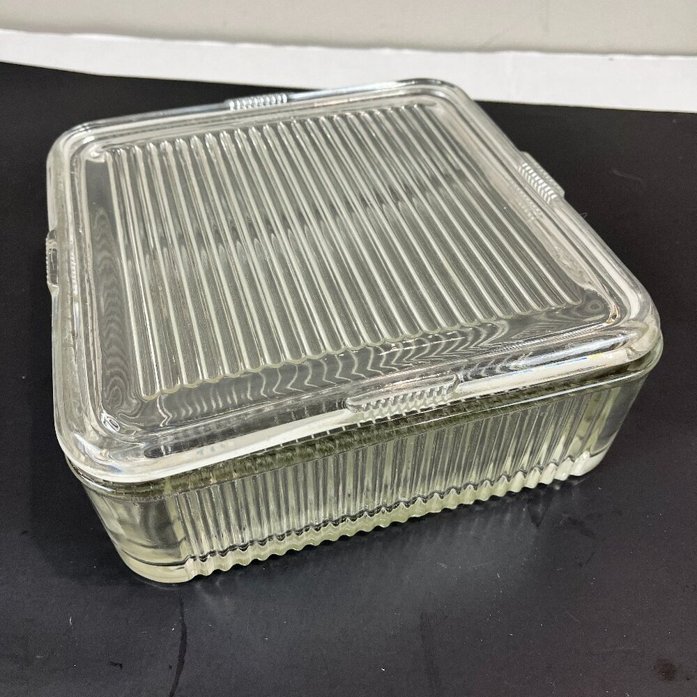 Vintage clear glass refridgerator storage container w/lid, 8.5" x 8.5"